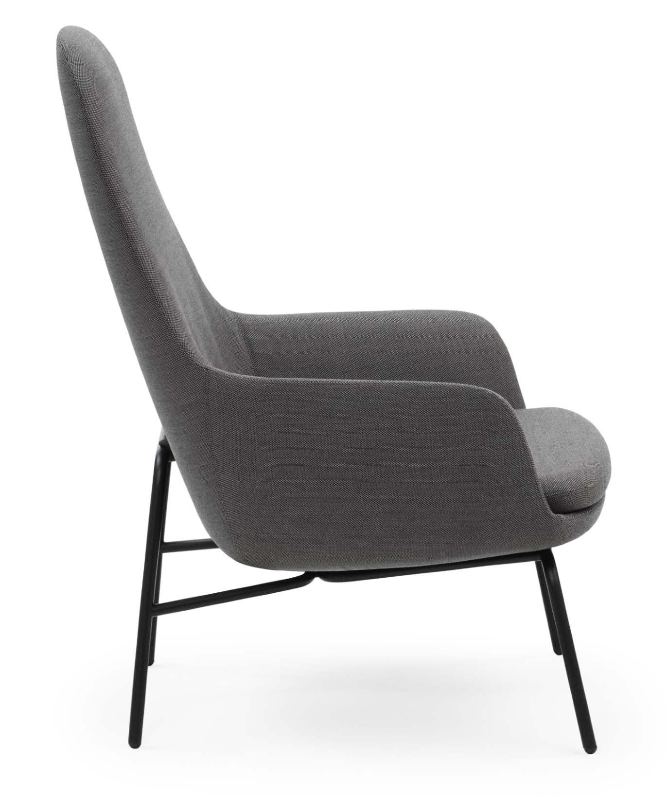 Grauer Era Lounge Chair Sessel hoch von Normann Copenhagen, Seitenansicht, mit schwarzem Metallgestell.