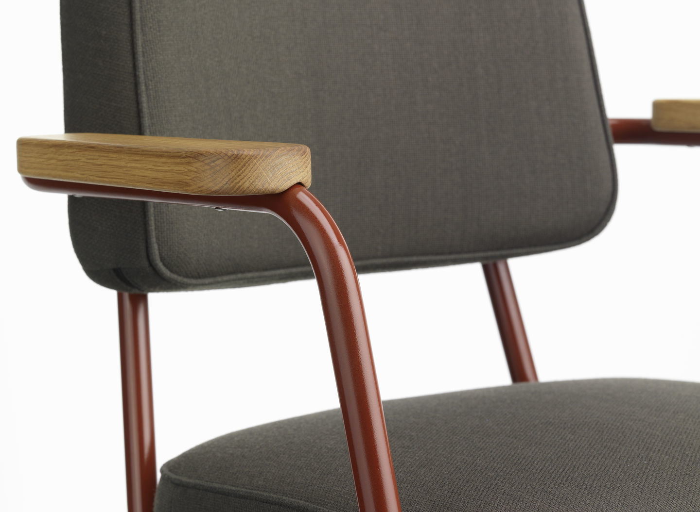 Detailaufnahme des Vitra Fauteuil Direction Pivotant Bürodrehstuhls mit braunem Gestell, Holzarmlehnen und grauem Stoffbezug.