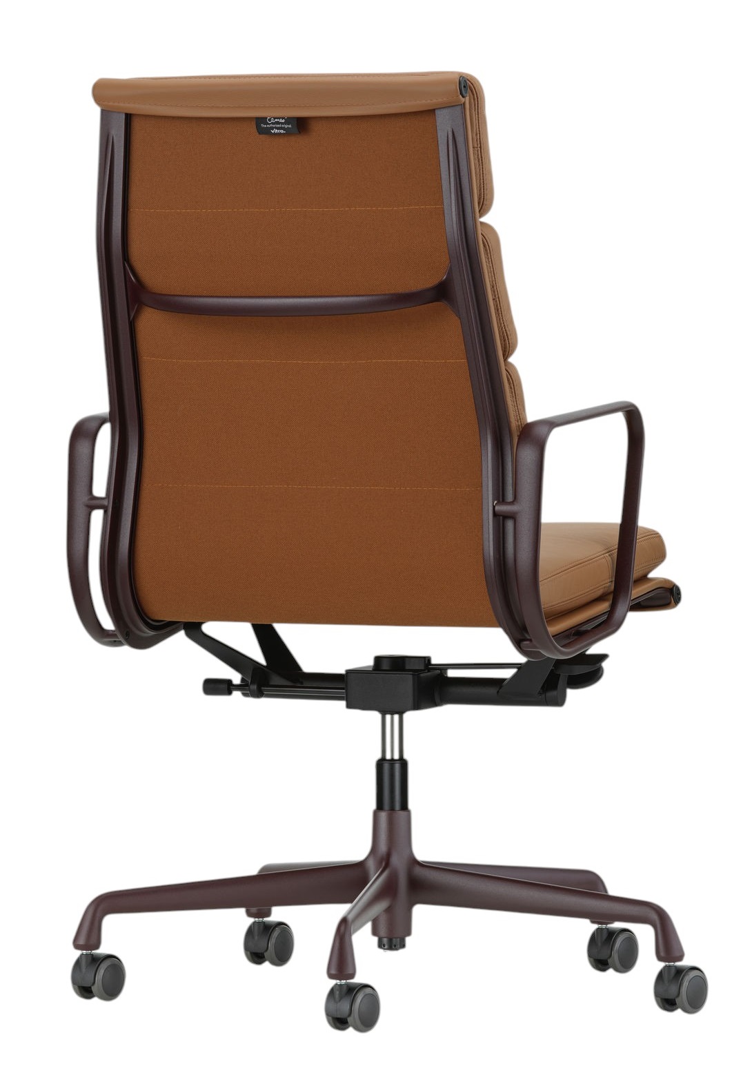 Rückansicht des Vitra Soft Pad Chair EA219 in Braun, ein Bürostuhl mit Armlehnen und Rollen.