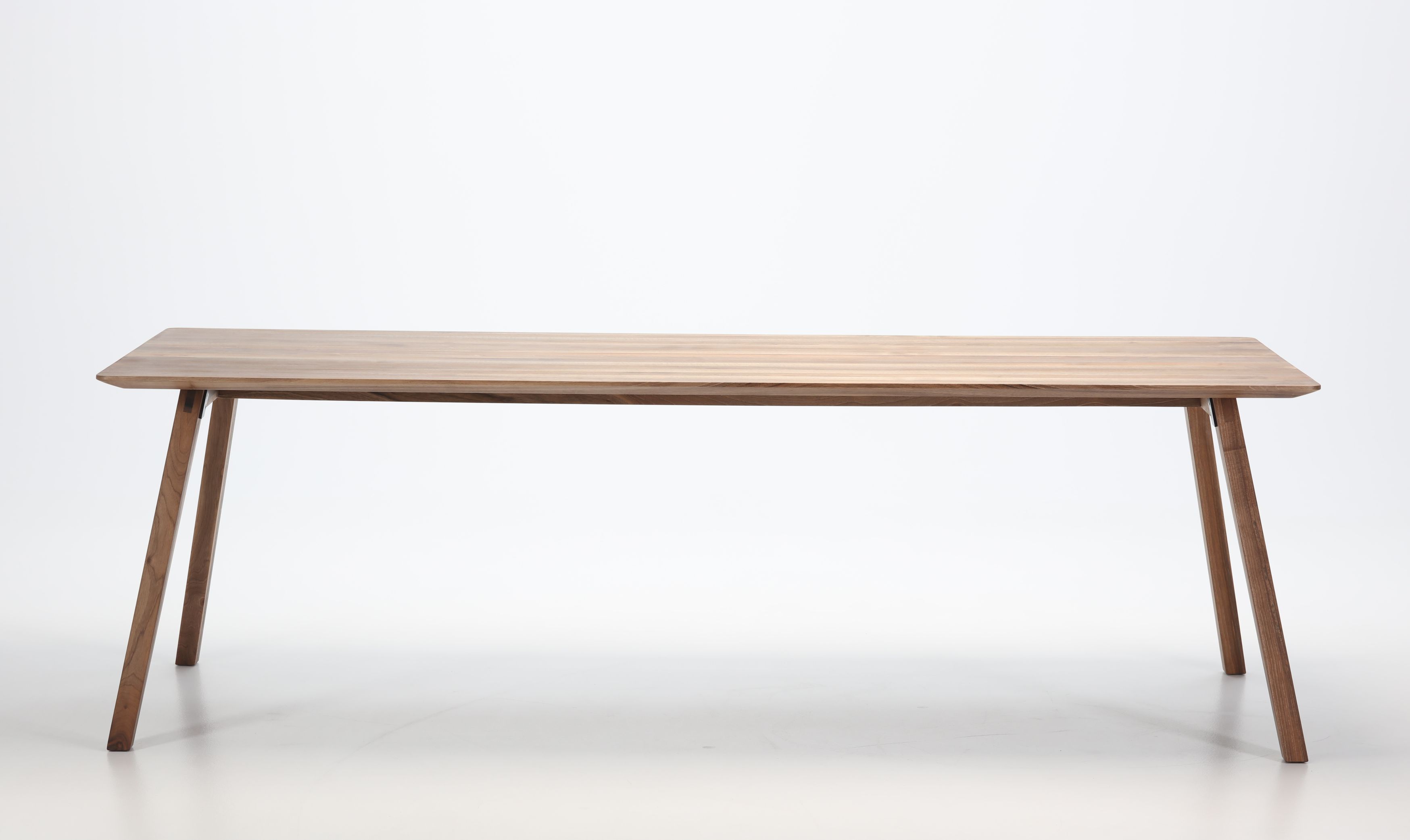 Monk Tisch von Prostoria, Esstisch aus Holz mit schlichtem Design und vier Beinen.