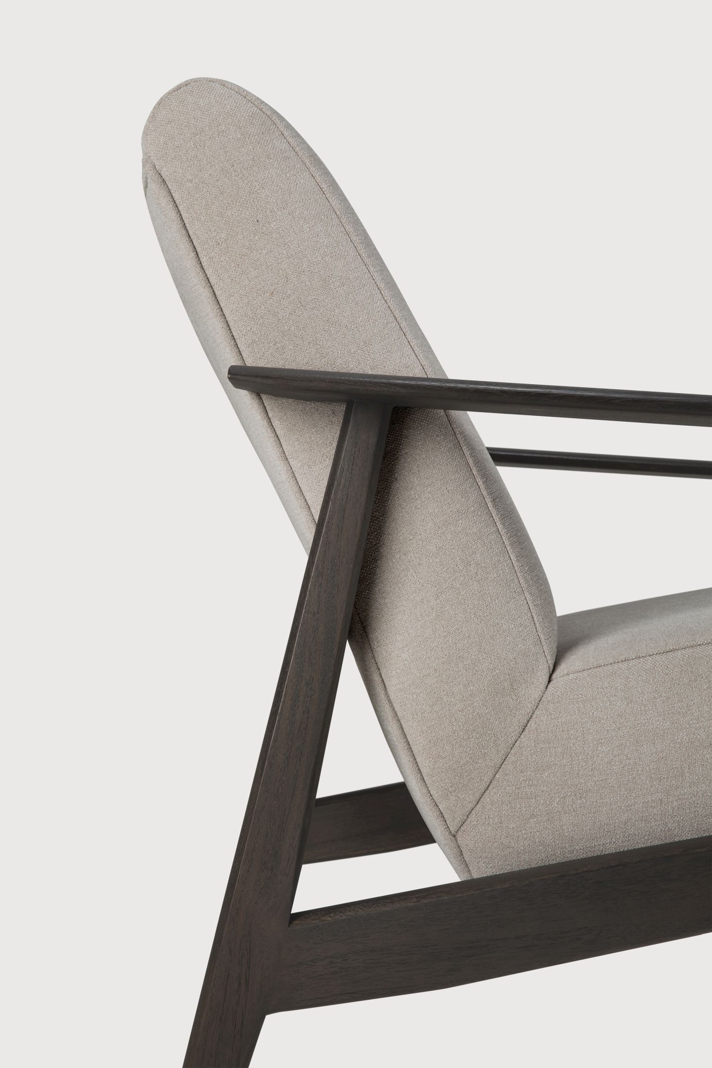 Detailaufnahme: Aspekt Sessel von Ethnicraft mit hellgrauem Stoffbezug und dunklem Holzrahmen. Design Sessel für Wohnzimmer.