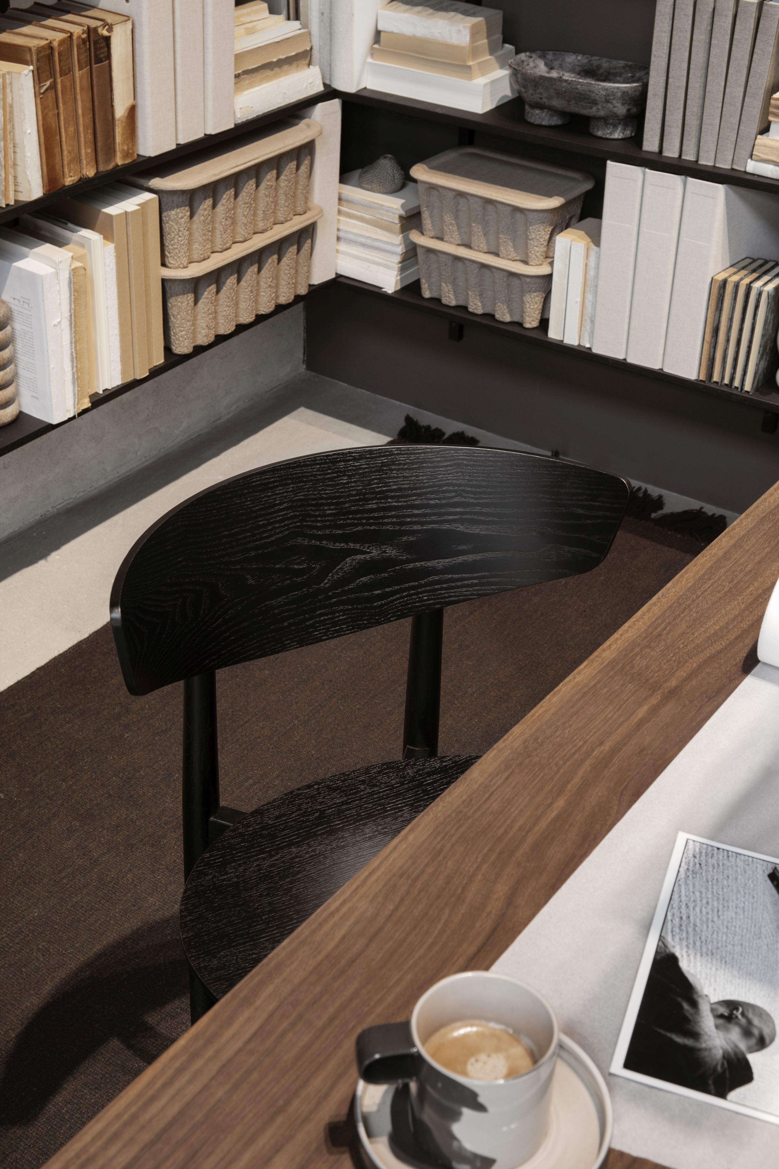 Nahaufnahme des Herman Esszimmerstuhls von Ferm Living mit dunklem Holzgestell und minimalistischem Design.