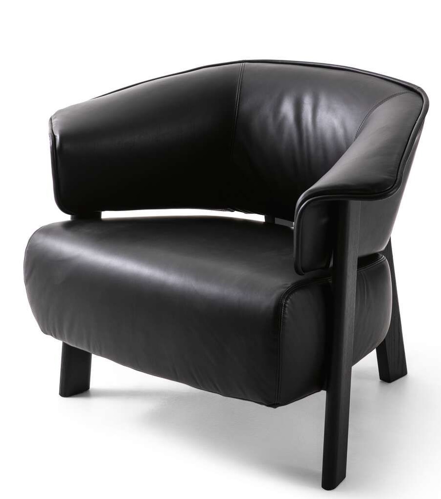 Schwarzer Back-Wing Armchair Sessel von Cassina mit Lederbezug und Holzgestell, seitliche Ansicht.