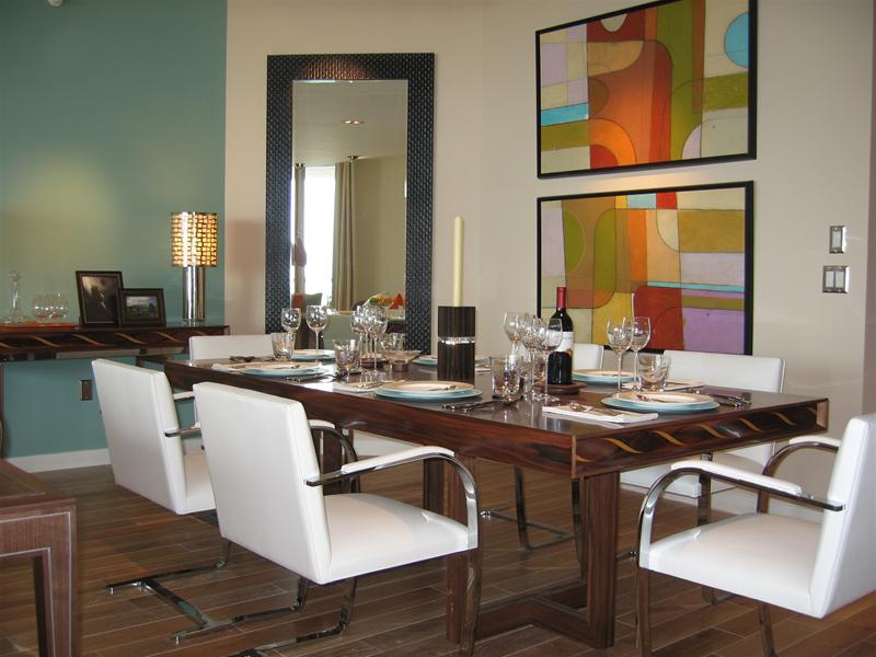 Esszimmer mit Esstisch und weißen Brno Flachstahl Stühlen von Knoll International.