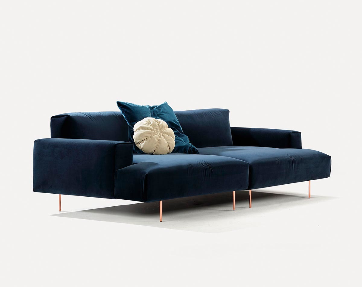 Blaues Tip Toe Sofa von Sancal mit Samtbezug und Zierkissen auf schlanken, kupferfarbenen Füßen.