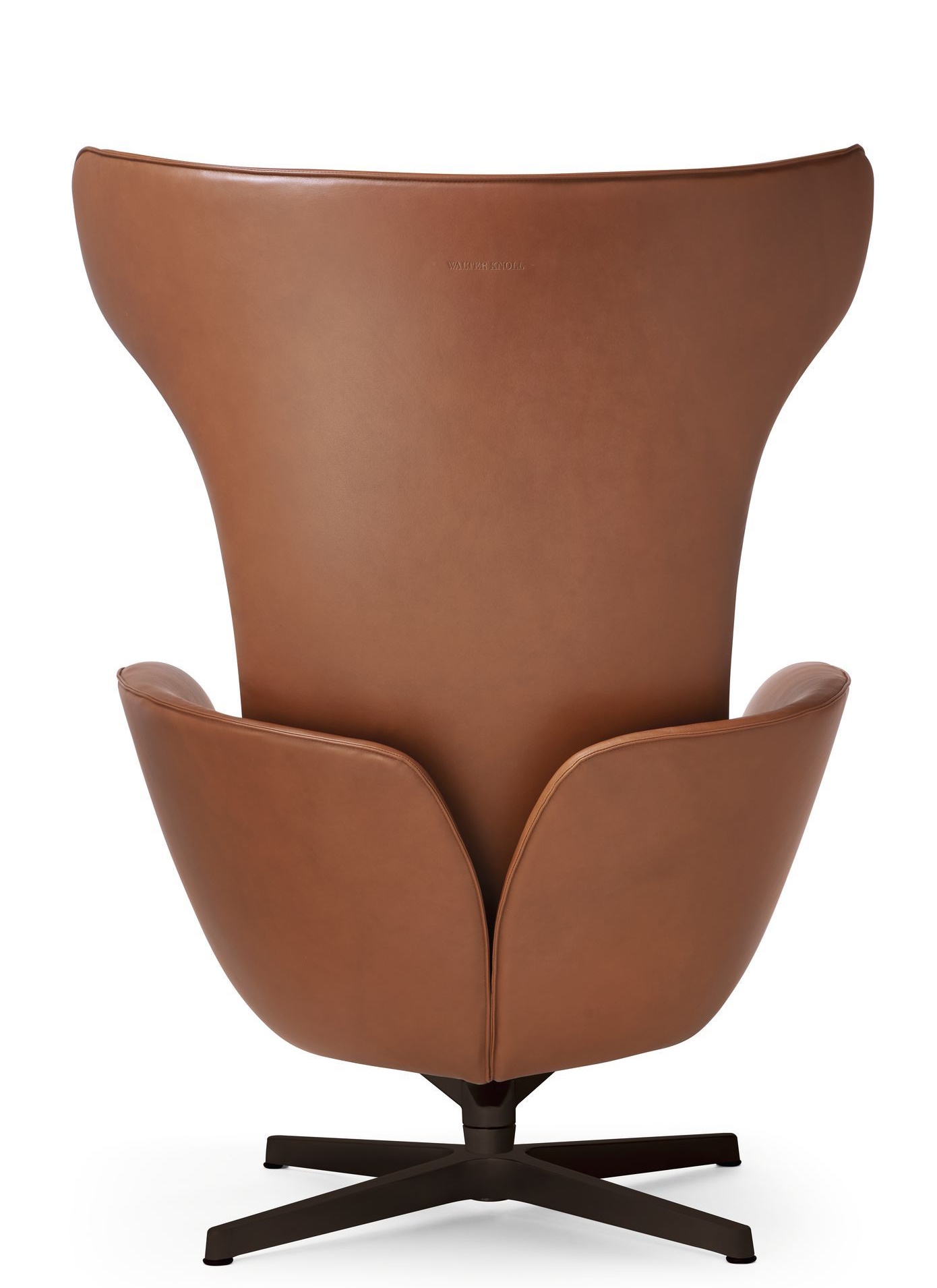 Rückansicht des Onsa Chair Sessels von Walter Knoll in braunem Leder auf dunklem Drehfuß.