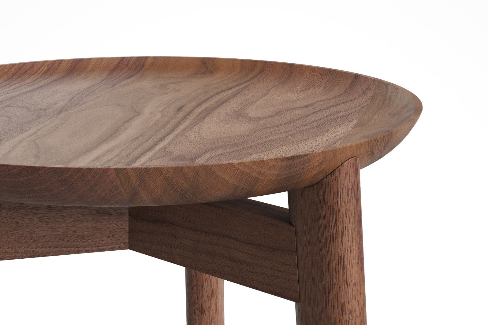 Detailaufnahme des Plaisir Beistelltisches von Zeitraum, gefertigt aus massivem Nussbaumholz, H 46 cm, modernes Möbeldesign.