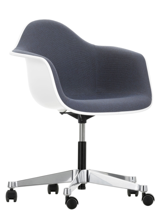 Vitra Eames Plastic Arm Chair, vollgepolstert, grauer Stoffbezug, weißes Gestell und Chromfußkreuz mit Rollen.