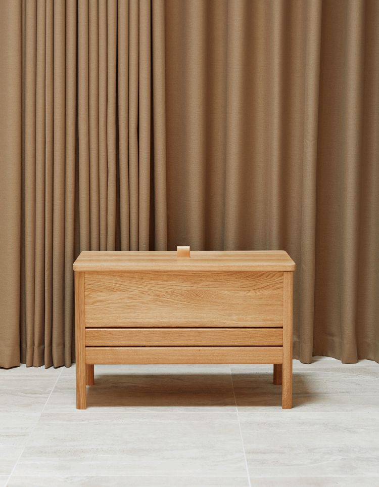 A Line Truhenbank aus Eiche von Form & Refine, moderne Holzbank mit Stauraum.