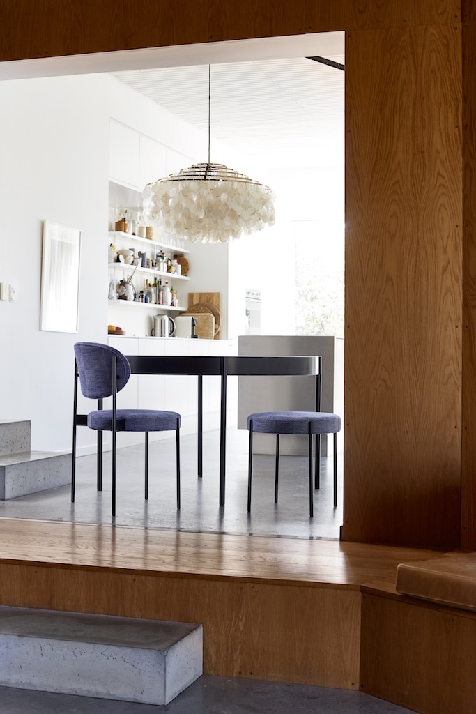 Blauer Series 430 Hocker von Verpan in modernem Wohnraum mit Esstisch und Stuhl.