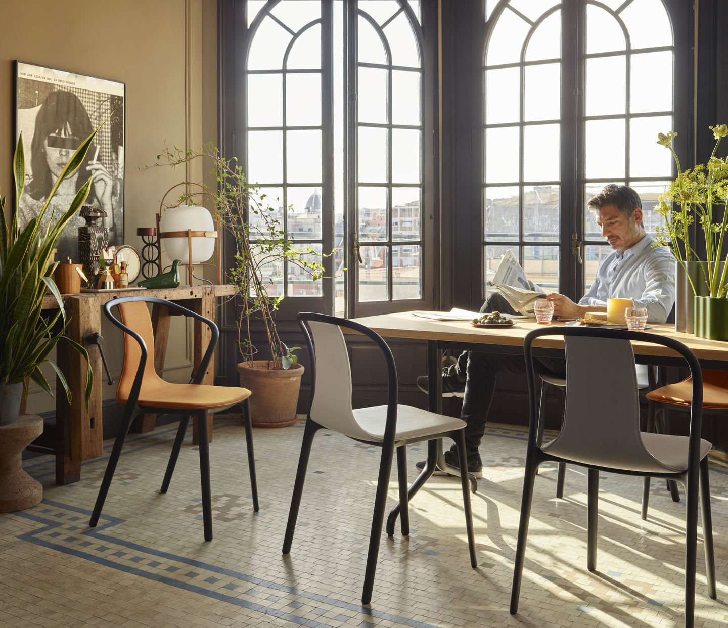 Belleville Chair mit Holzschale Eiche Natur und schwarzem Gestell, moderner Designstuhl.