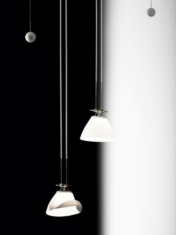 YAYAHO Lichtsystem von Ingo Maurer: Zwei Hängelampen mit weißen Schirmen vor Schwarz-Weiß-Hintergrund.