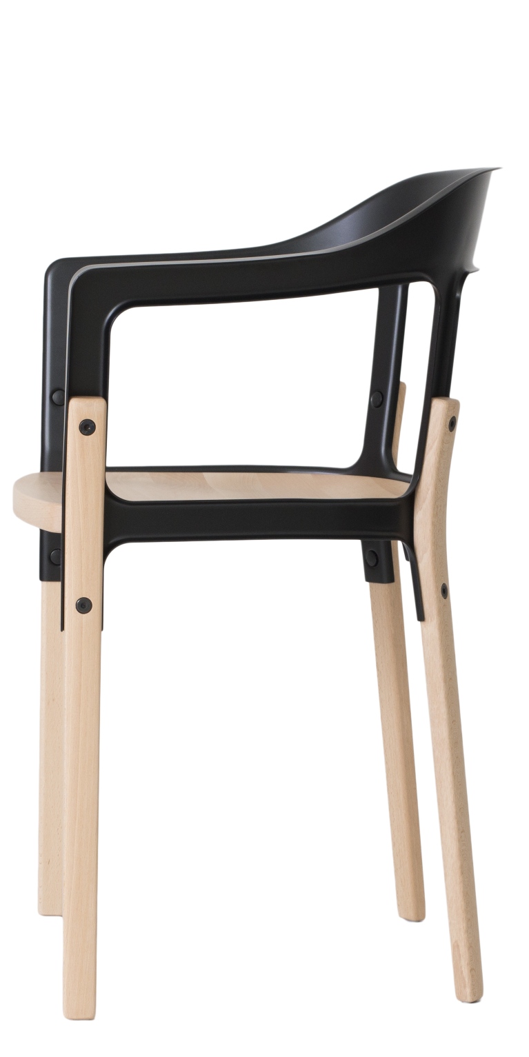 Magis Steelwood Chair Stuhl, Ansicht von hinten, mit schwarzer Rückenlehne und hellem Holzgestell.