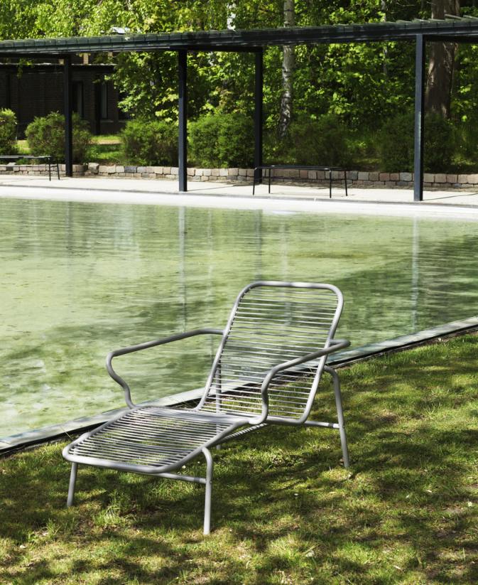 Normann Copenhagen Vig Chaise Longue Outdoor Liege aus Metall auf Rasen am Pool.