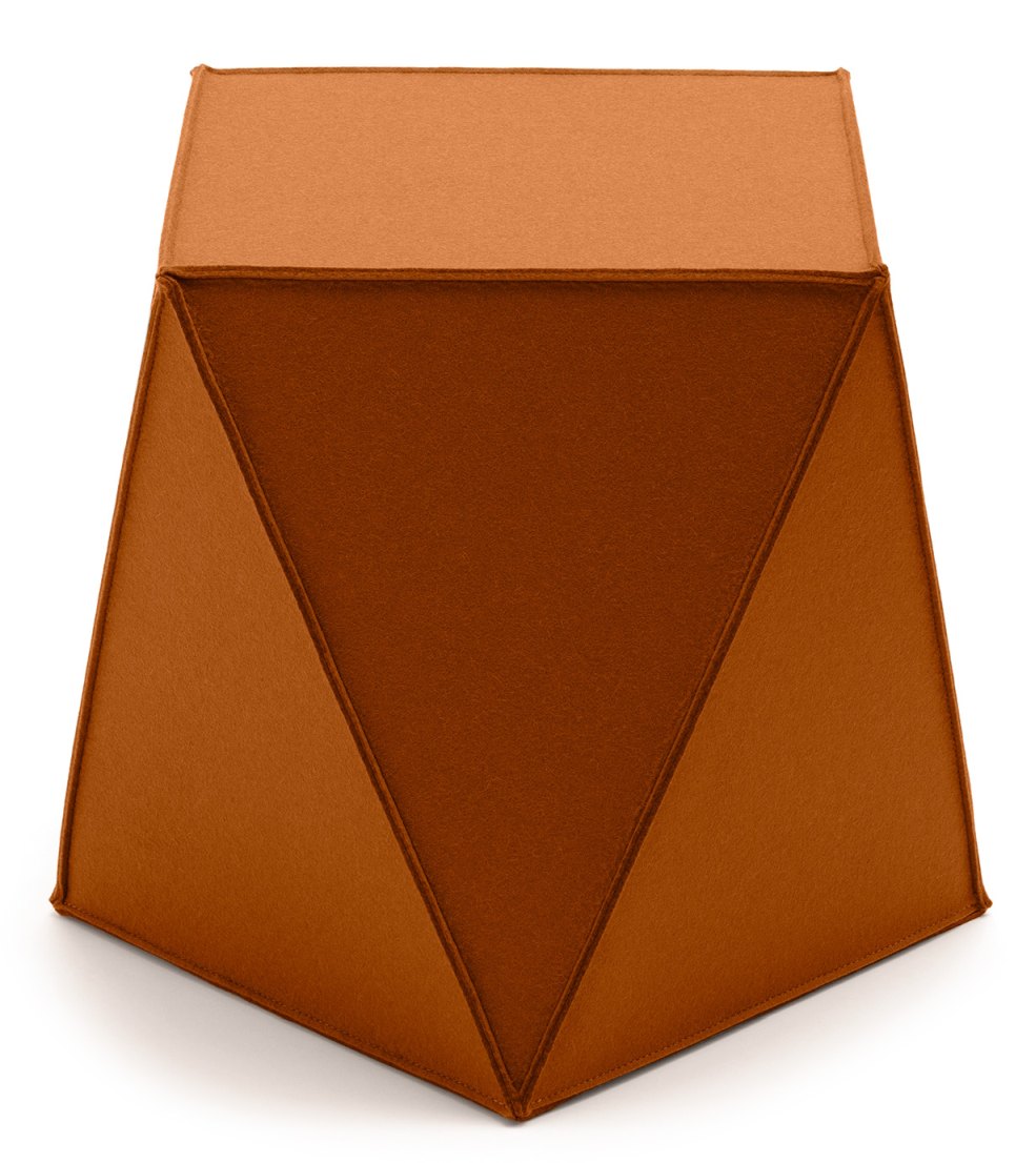 Brilli Sitzmöbel von HEY-SIGN, ein moderner, orangefarbener Filzhocker in geometrischer Form für stilvolles Wohnen.