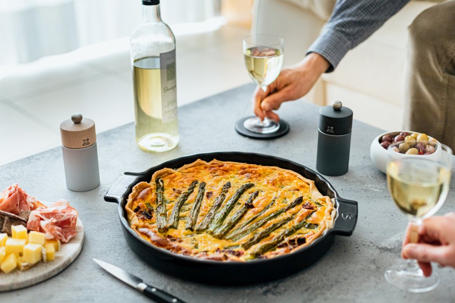 Produktfoto: Peugeot Line Salzmühle aus Aluminium und Naturholz neben Quiche, Wein und Antipasti.