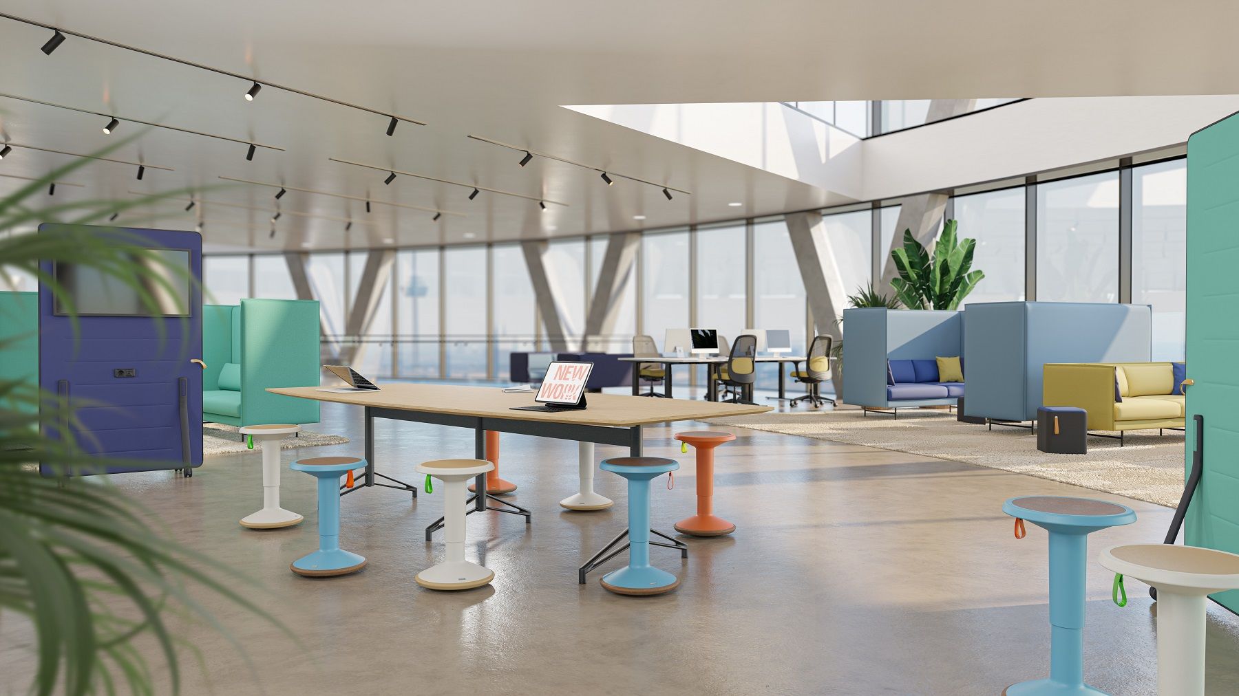 Interstuhl ECO UP Sitzhocker in verschiedenen Farben im modernen Großraumbüro mit flexiblen Arbeitsplätzen.