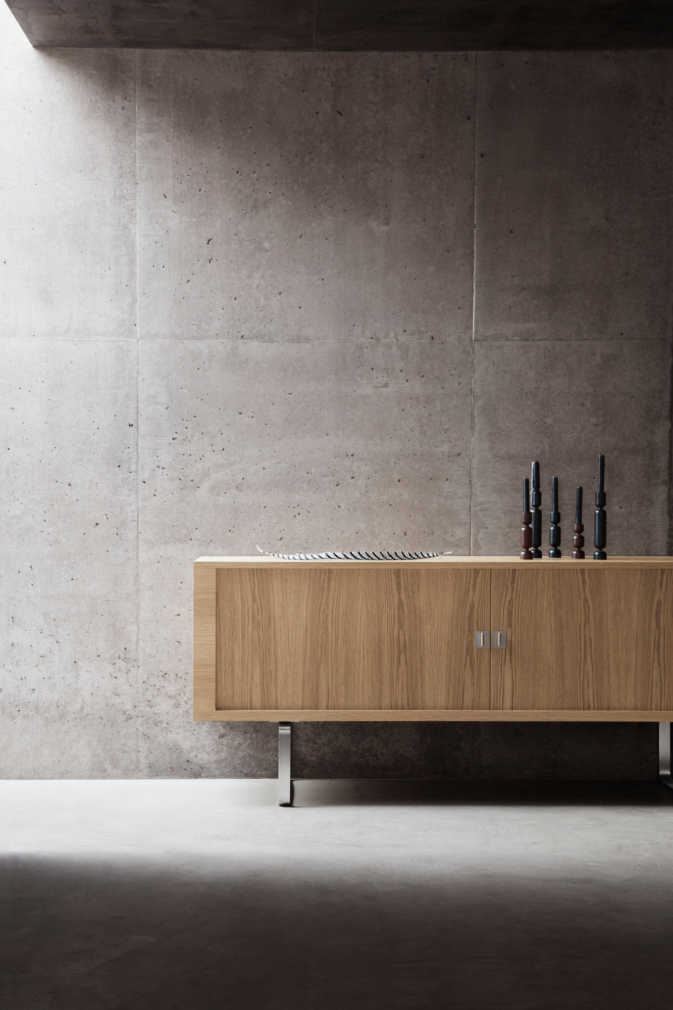 CH825 Credenza Sideboard von Carl Hansen: Modernes Holz-Sideboard mit minimalistischem Design und dekorativen Elementen.