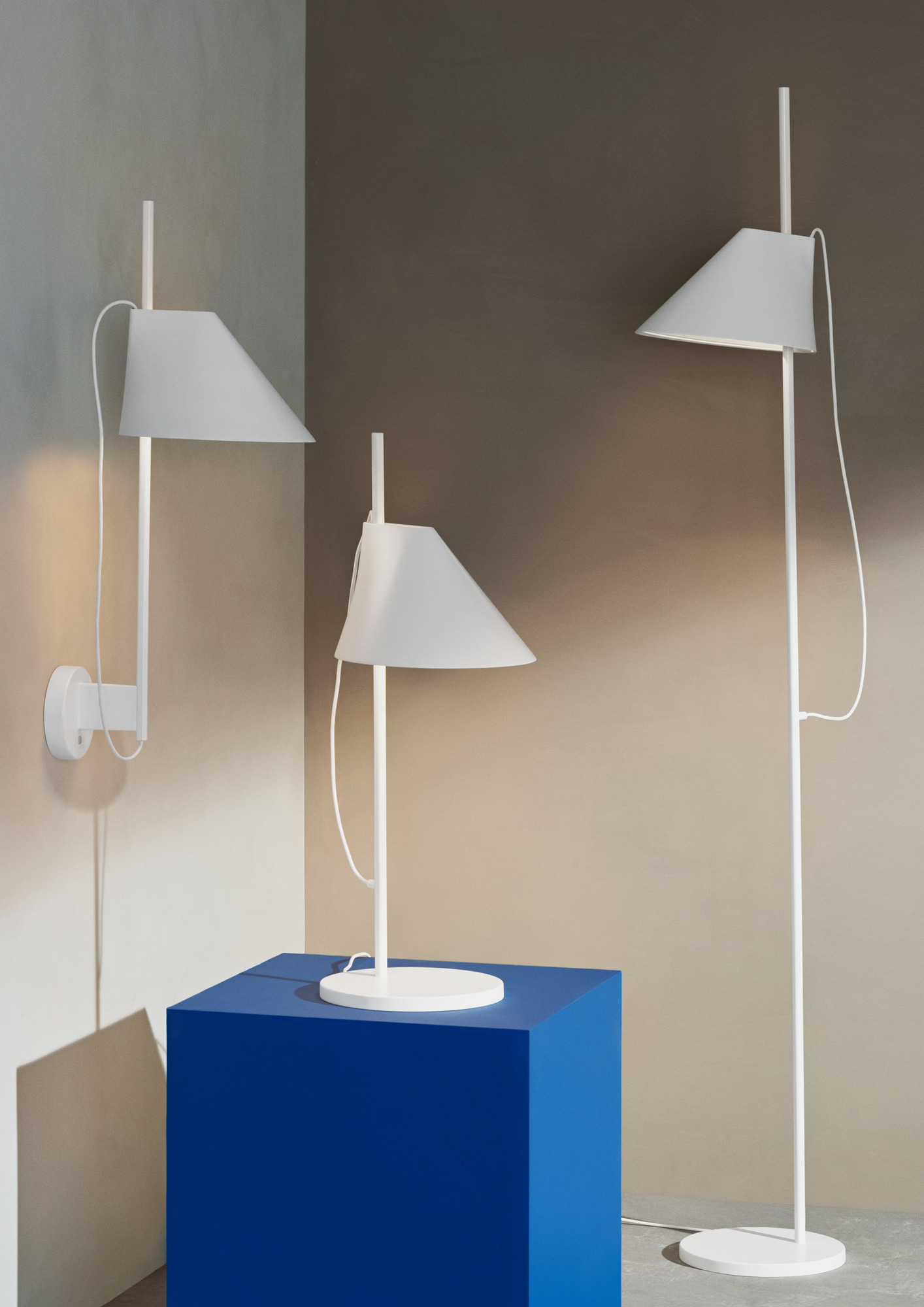 Weiße Yuh LED Wandleuchte und Tischleuchte von Louis Poulsen, modernes Design für Wohnzimmer und Büro.