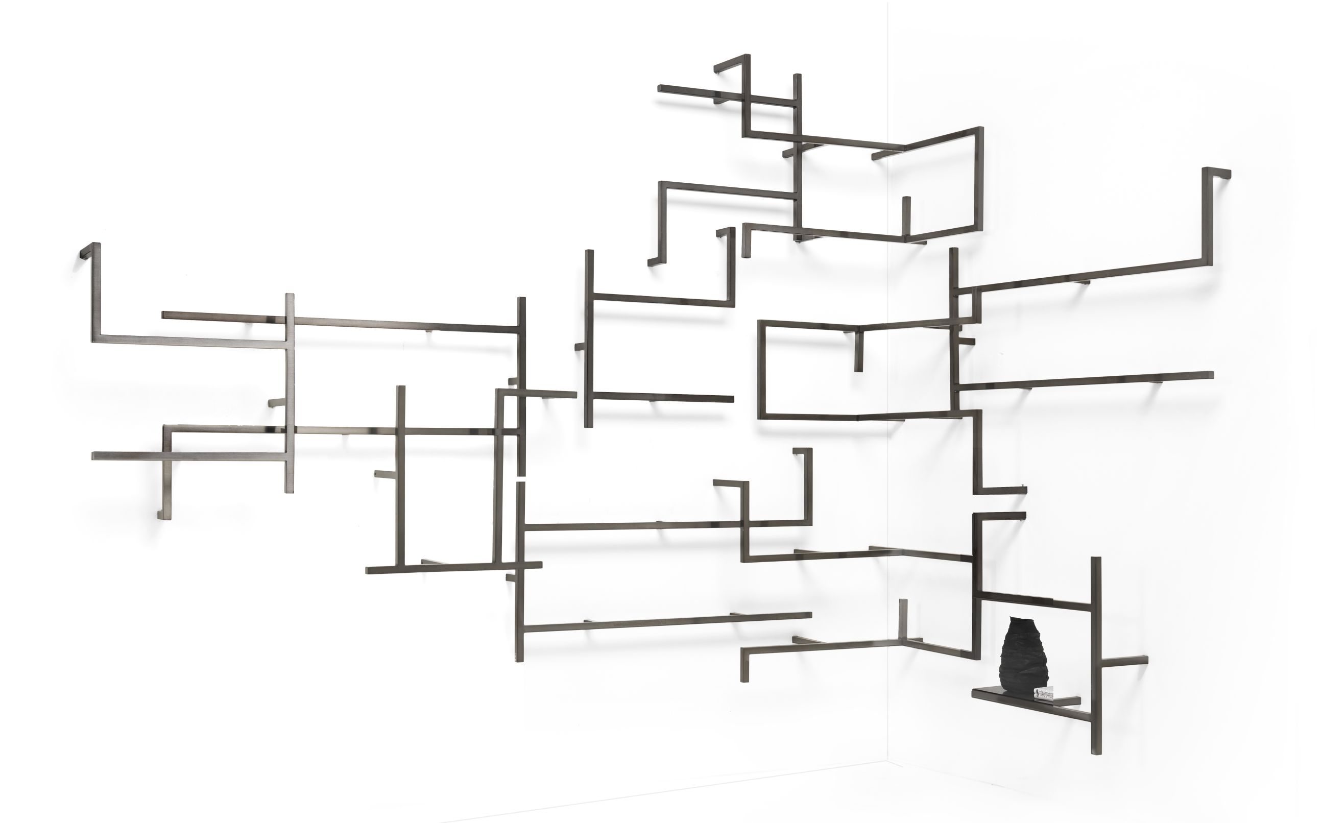 Antologia Wandregal von Mogg, modernes Designregal aus Metall, abstrakte Wanddekoration mit Ablageflächen.