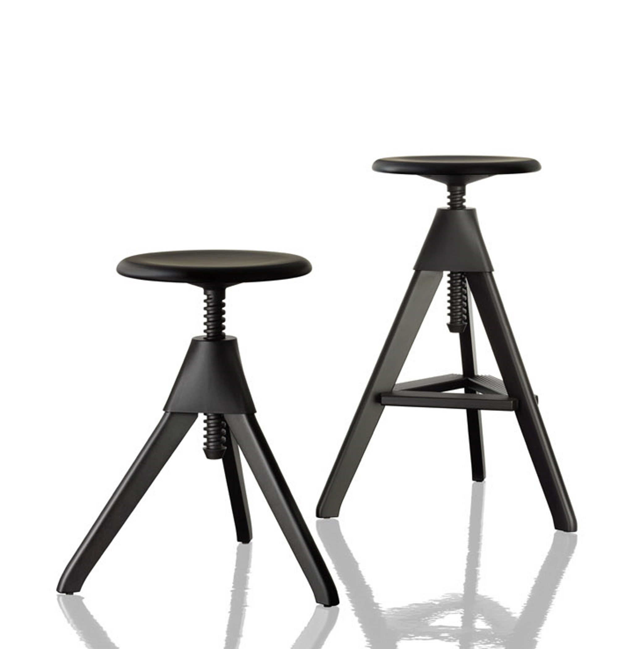 Zwei schwarze Tom Barhocker von Magis, höhenverstellbar, modernes Design für Küche oder Bar.