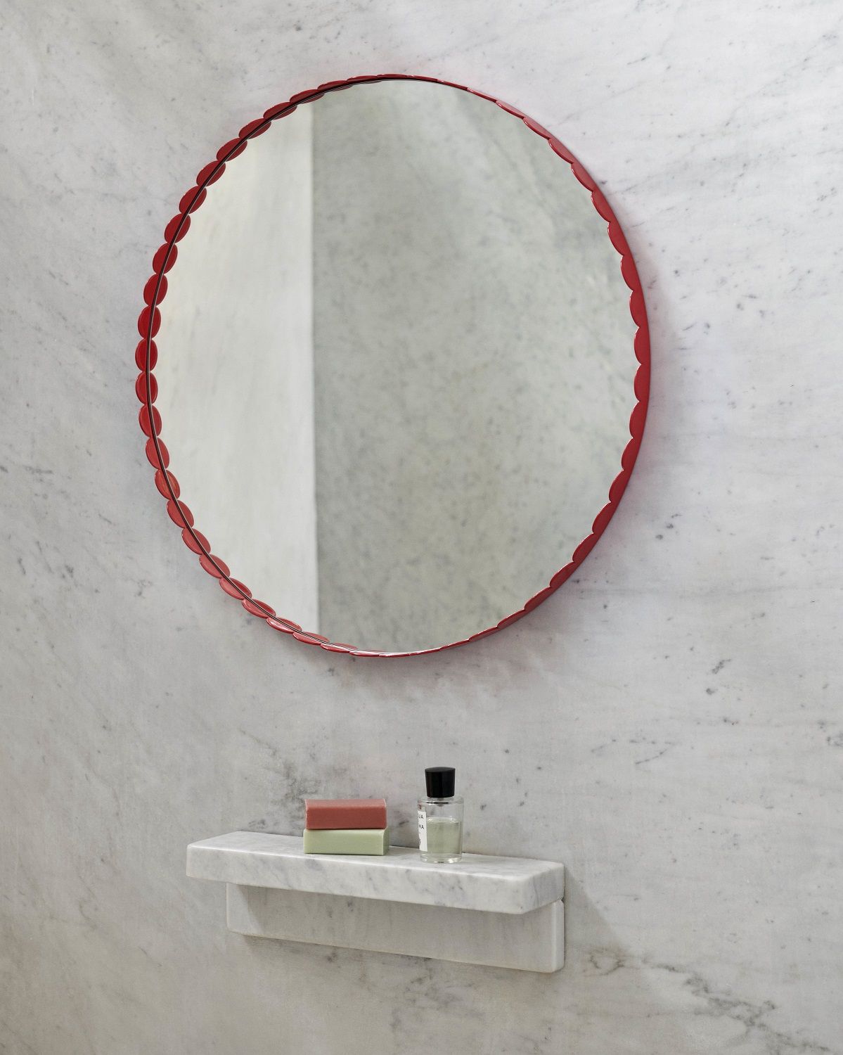 Runder Arcs Mirror von Hay in Rot an einer Marmorwand mit Ablage.