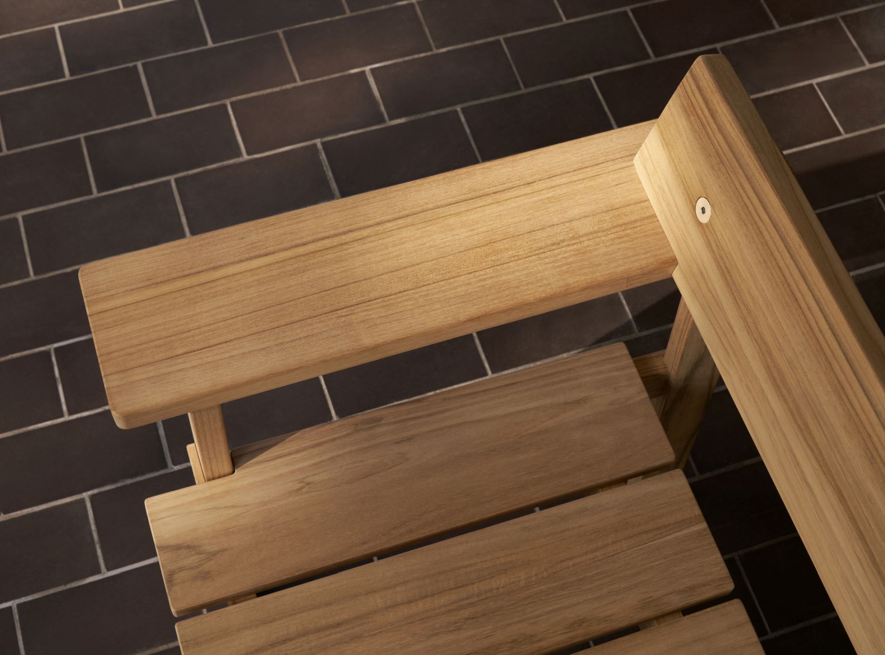Detailaufnahme der GL101 Timbur Gartenbank von Carl Hansen & Søn aus geöltem Teakholz.