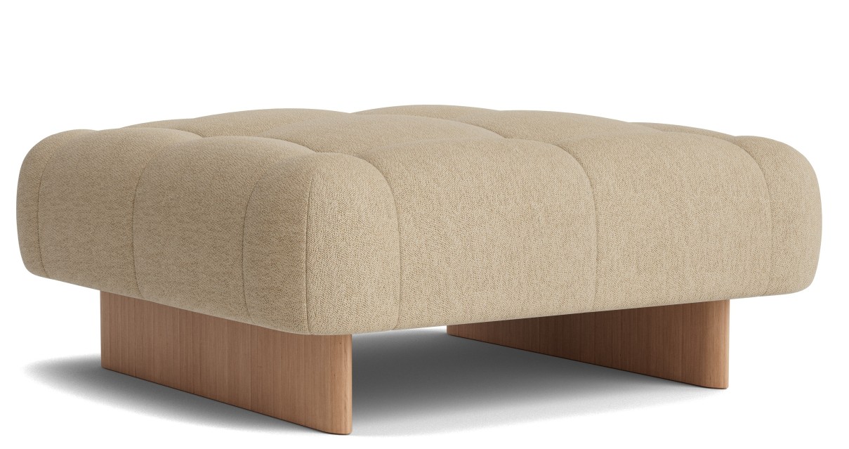 Beiger Quilton Ottoman Hocker von Hay mit gesteppter Sitzfläche und Holzfuß für Wohnzimmer.
