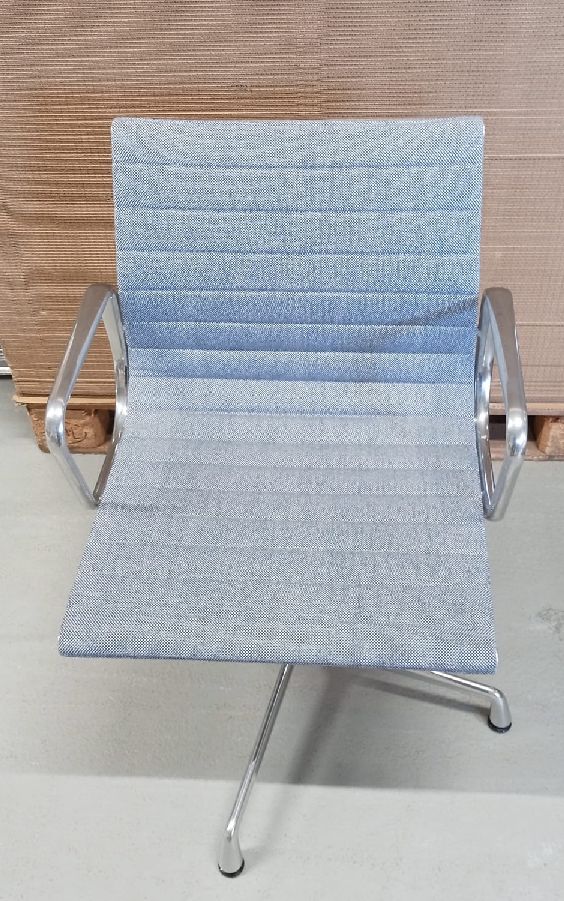 Aluminium stoel EA 104 / EA104 stoel DONKERBLAUW/IVOOR Vitra TENTOONSTELLINGSSTUK / TWEEDEHANDSMEUBEL