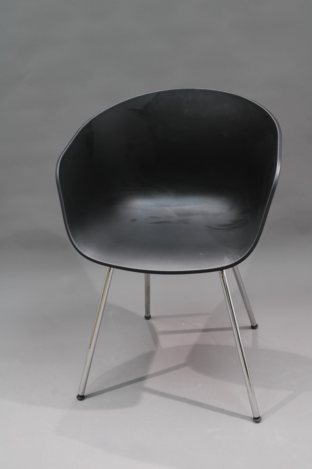 Schwarzer About A Chair AAC26 Stuhl von Hay mit Chromgestell, ein Mängelexemplar. Designstuhl für Esszimmer.