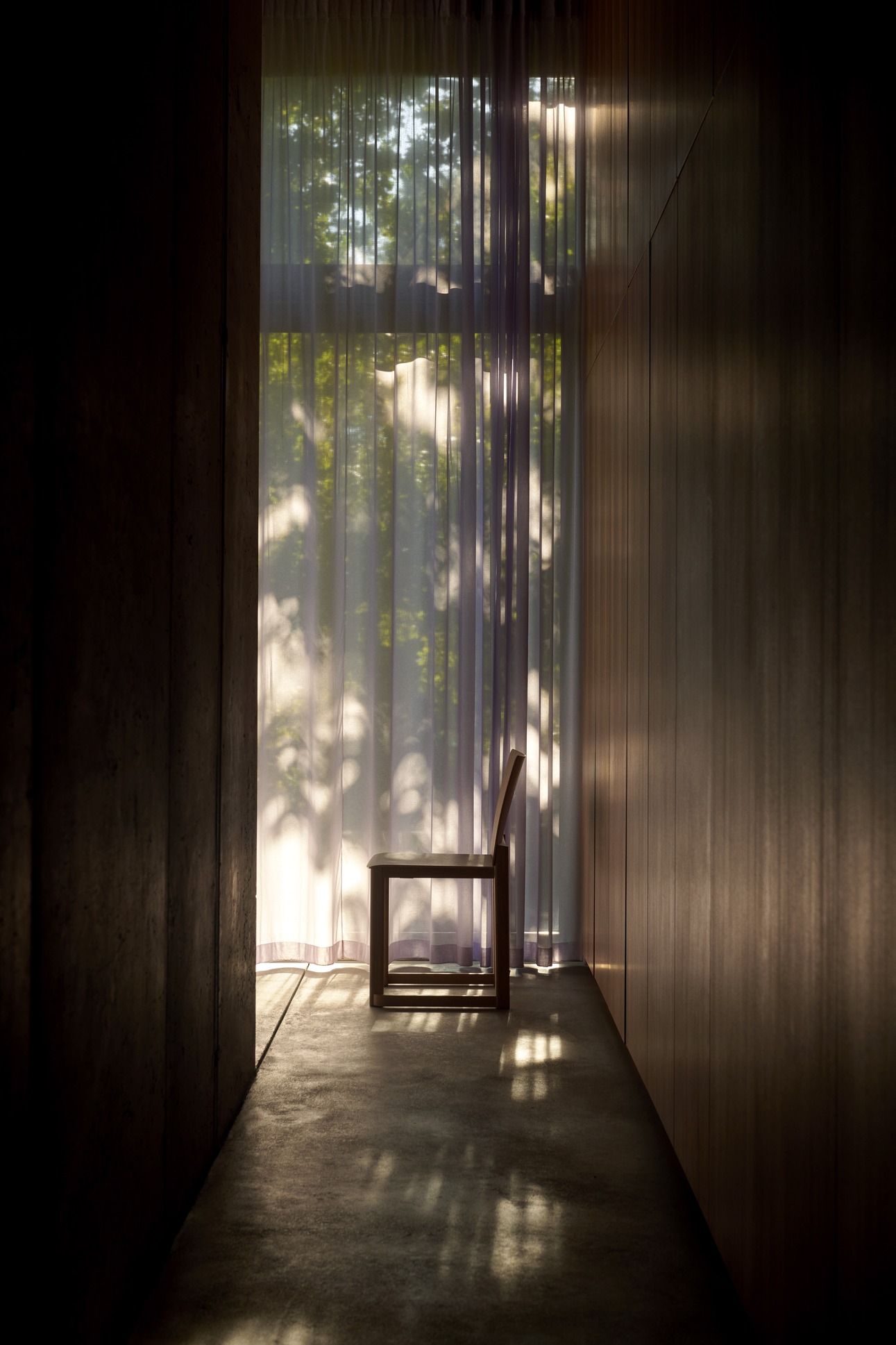 Allwood AV35 Side Chair von AndTradition aus Holz vor einem Fenster mit Vorhang.
