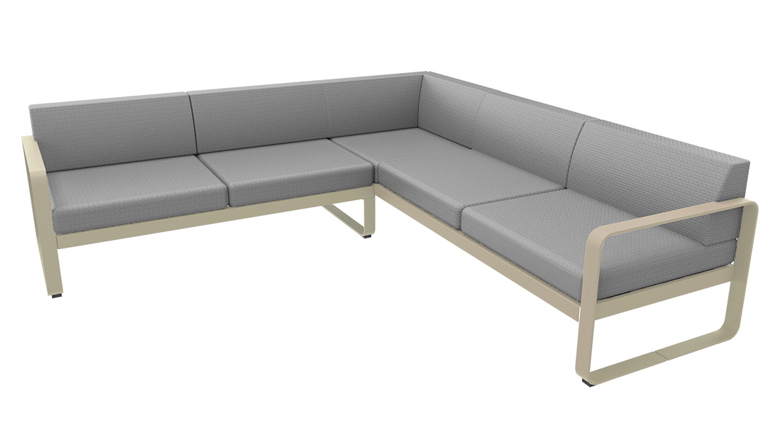 Bellevie Lounge Sofa von Fermob für den Außenbereich, hellgraue Polster und helles Gestell.