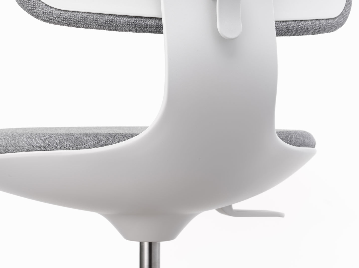 Detailaufnahme des Vitra Rookie Bürodrehstuhls in Weiß mit grauem Stoffbezug für ergonomisches Sitzen.