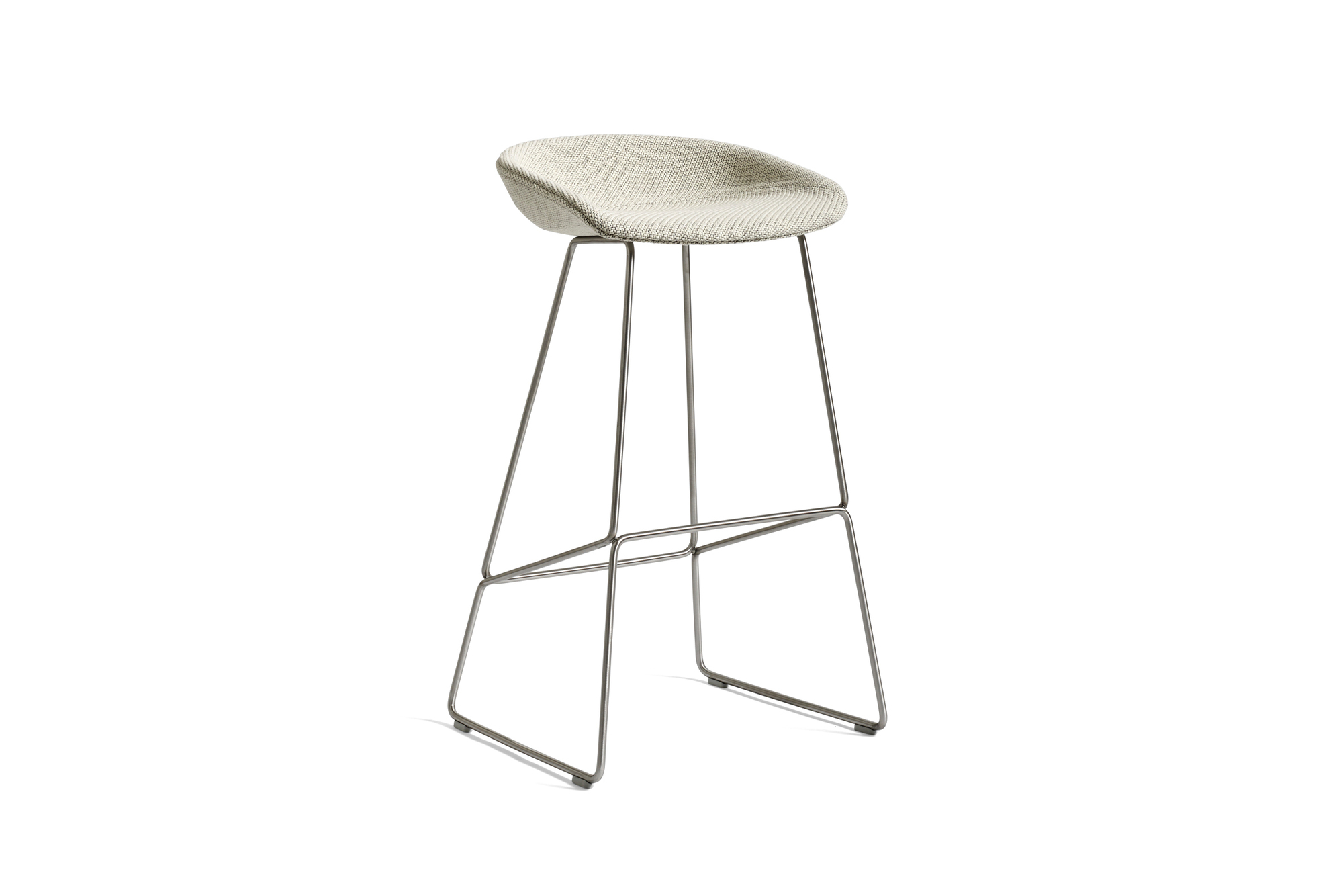 About a Stool AAS 39 Barhocker von Hay mit Vollpolster in Beige und Stahlgestell.