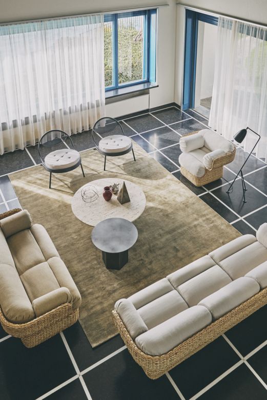 Ansicht von oben: Wohnzimmer mit Gubi Epic Coffee Table in Midnight Black Stahl.