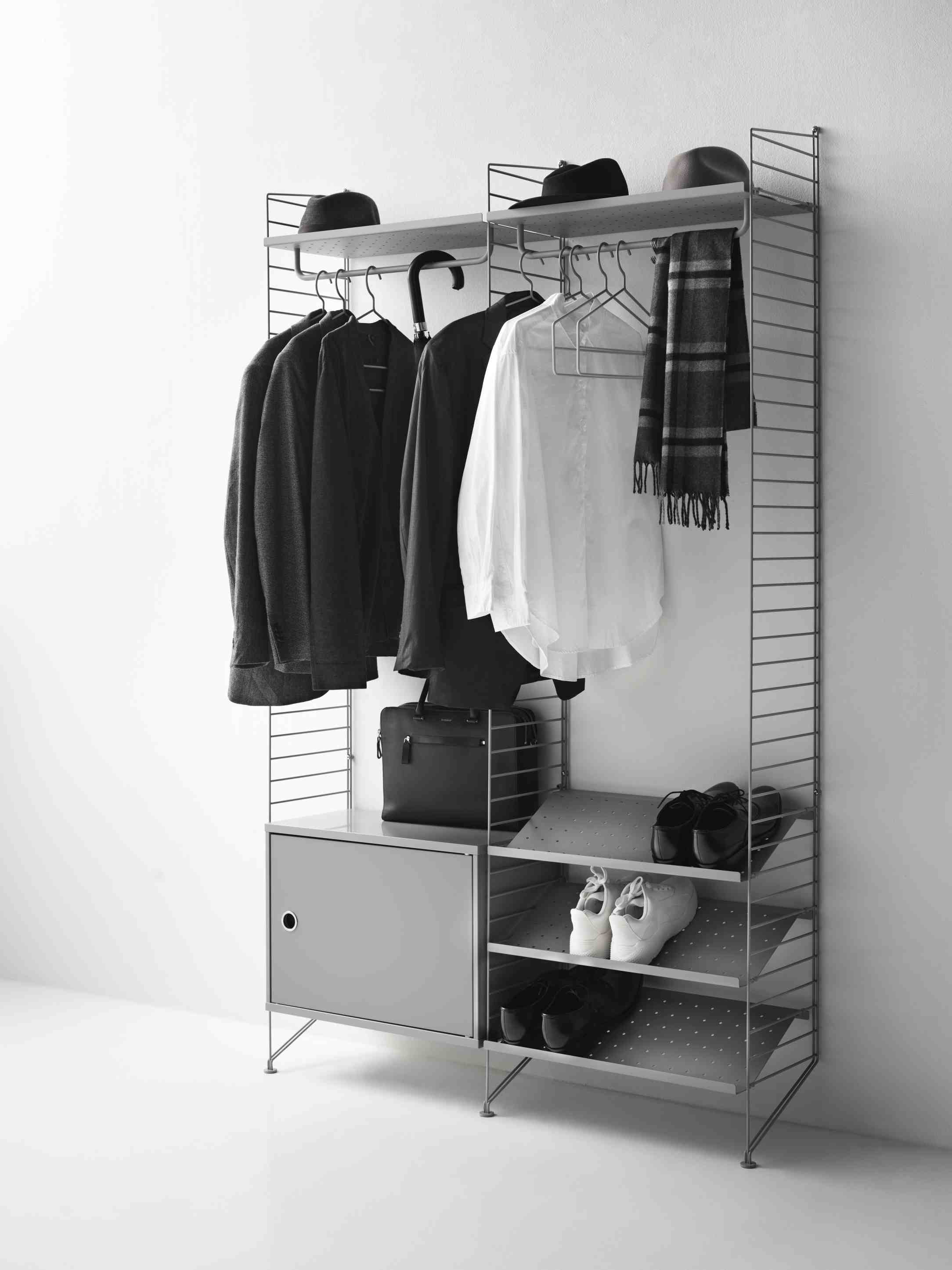 String Regalsystem im Schlafzimmer: Bodenregal mit Kleidung, Schuhen und Accessoires. String Furniture für Ordnung.