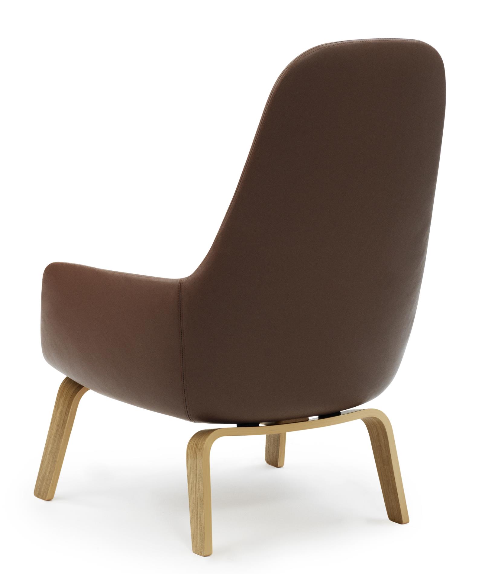 Rückansicht des Era Lounge Chair Sessels von Normann Copenhagen mit braunem Lederbezug und Holzgestell.