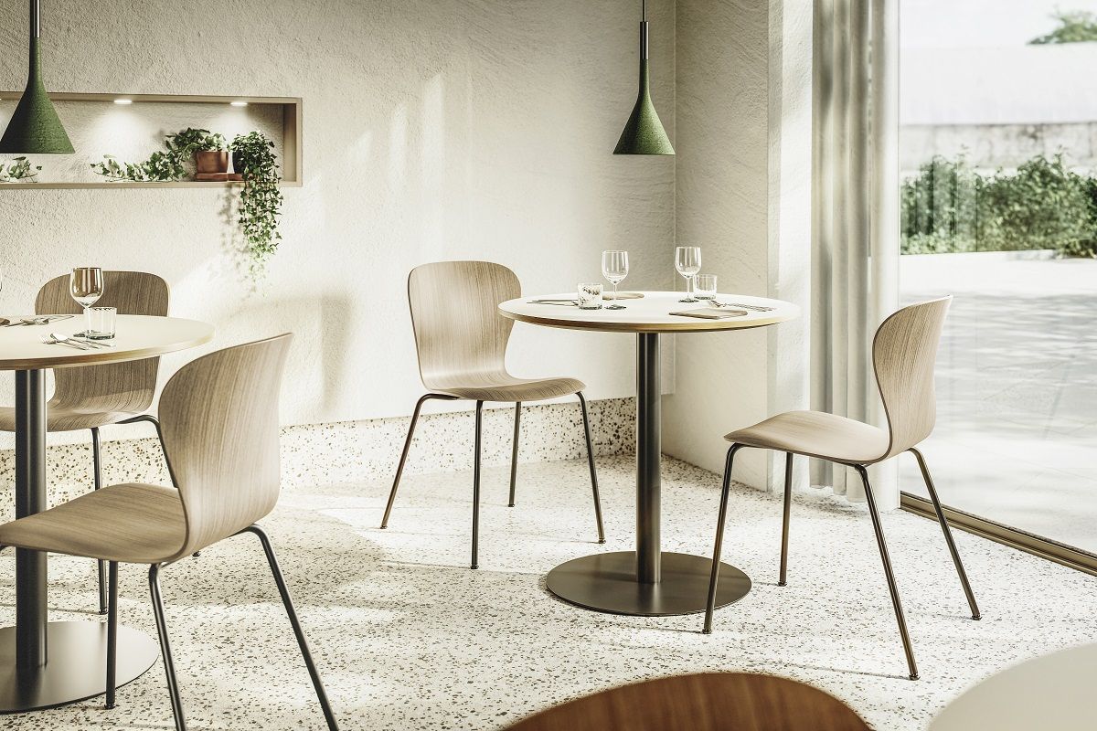 S 220 Thonet Stuhl ohne Armlehne aus Formholz in heller Holzoptik an Esstisch.