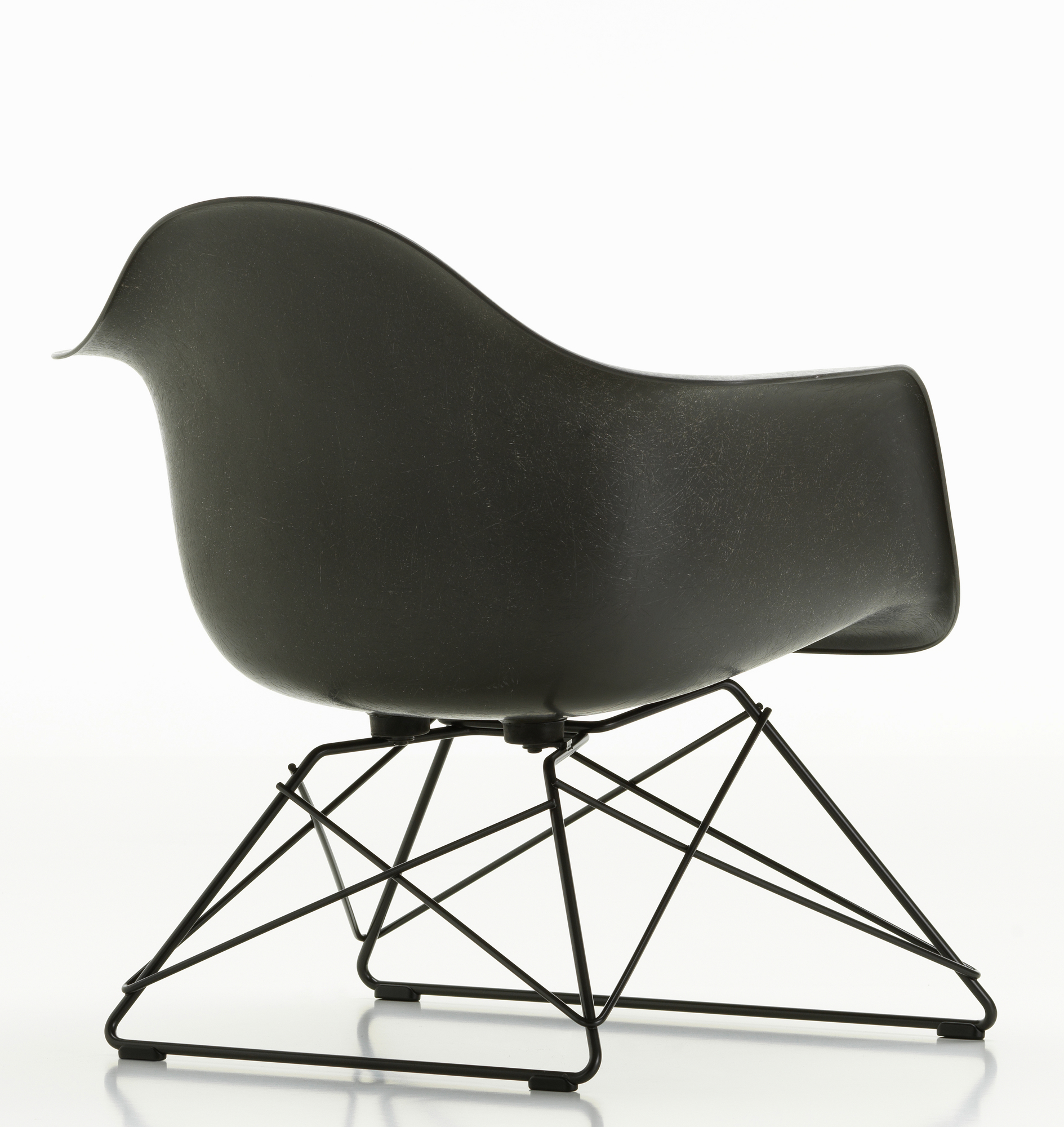 Schwarzer Eames Fiberglass Arm Chair LAR Stuhl von Vitra mit Drahtgestell, seitliche Ansicht.