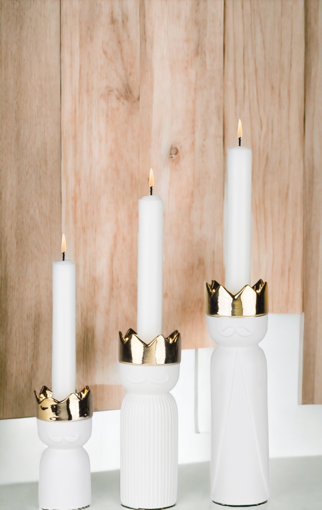 Königslicht Kerzenständer 3er Set von Räder, weiße Kerzenleuchter mit goldener Krone und brennenden Kerzen.