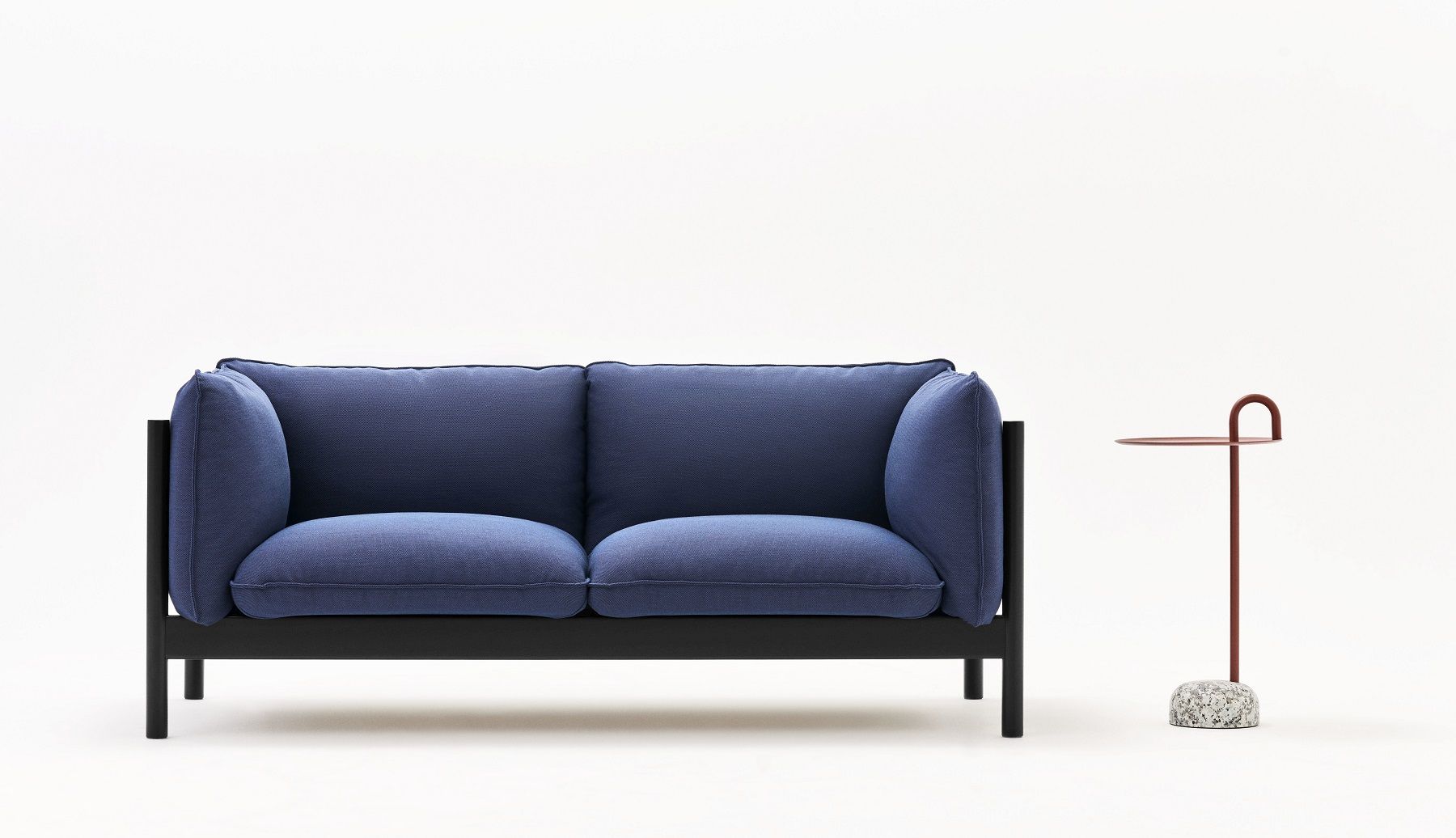 Arbour Eco Sofa 2-Sitzer von Hay in Blau mit schwarzem Rahmen und Beistelltisch.