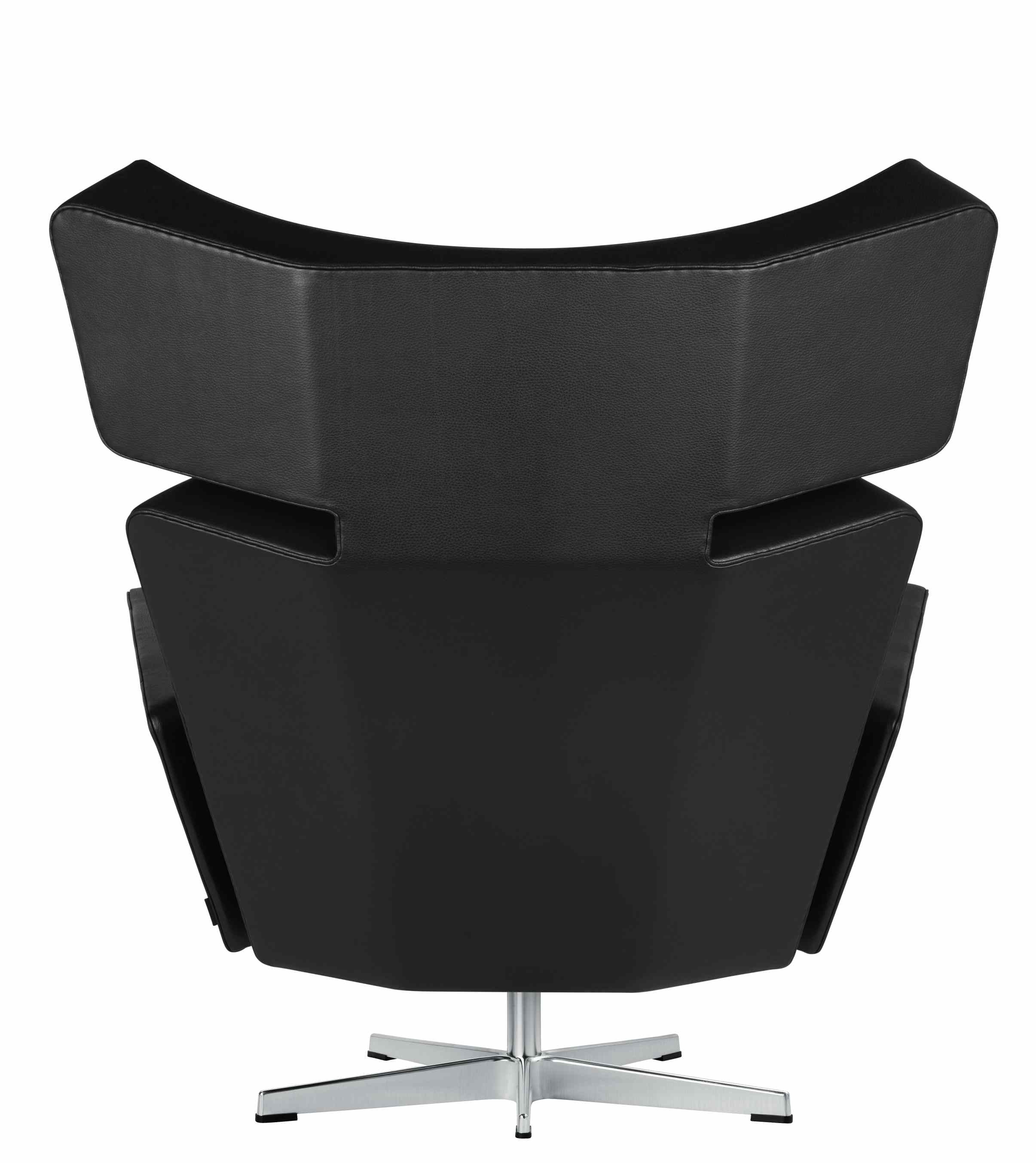Rückansicht des schwarzen Oksen Sessel von Fritz Hansen mit Drehfuß aus poliertem Aluminium.