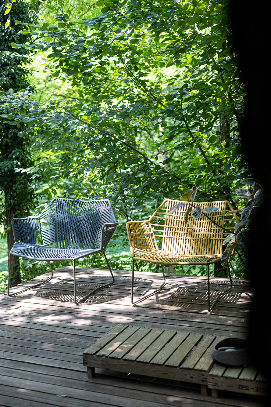Zwei Tropicalia Lounge Sessel von Moroso im Garten auf einer Holzterrasse, Outdoor Möbel.