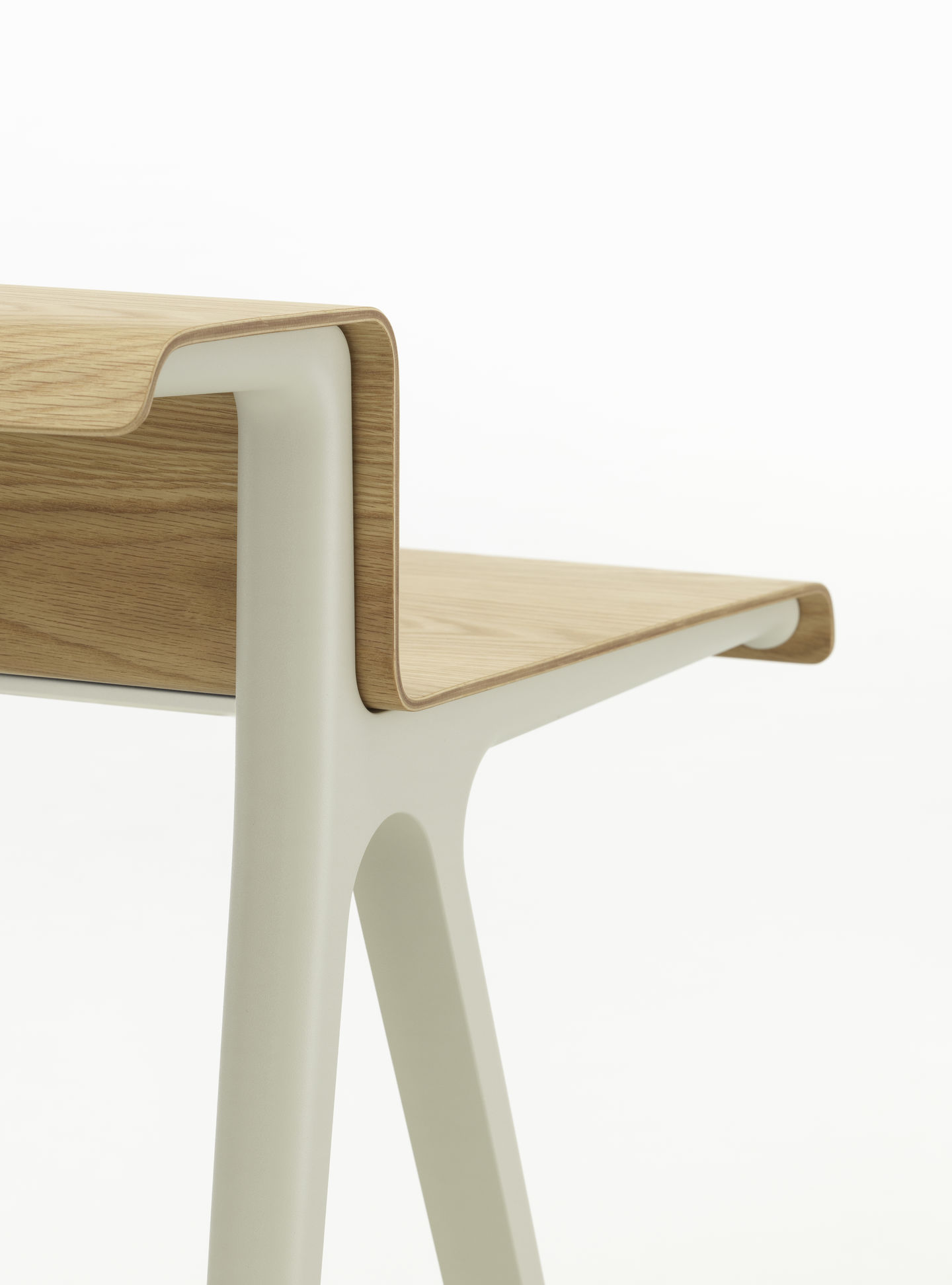 Detailaufnahme des Courier Schreibtischs von Vitra mit hellen Holzplatten und weißem, modernem Gestell.