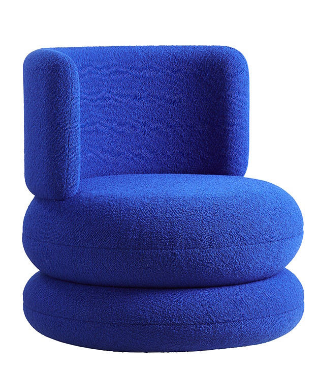 Blauer Verpan Easy Chair Sessel mit runder Form und Bouclé-Bezug für modernes Wohnzimmer.