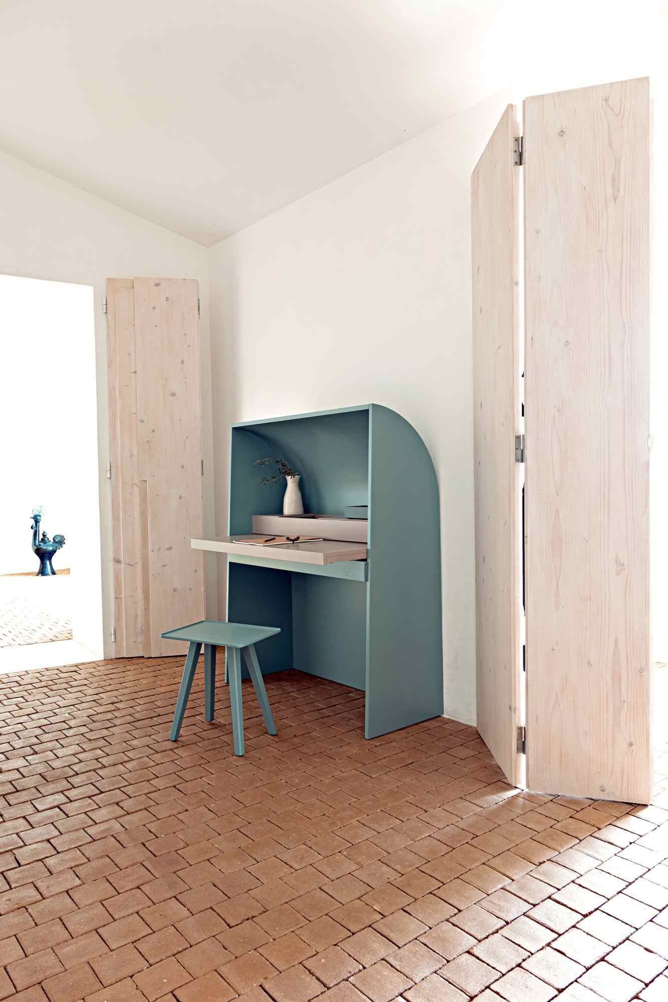 Akira Sekretär Schreibtisch von Schönbuch, blauer Schreibtisch mit Hocker in modernem Design für das Homeoffice.