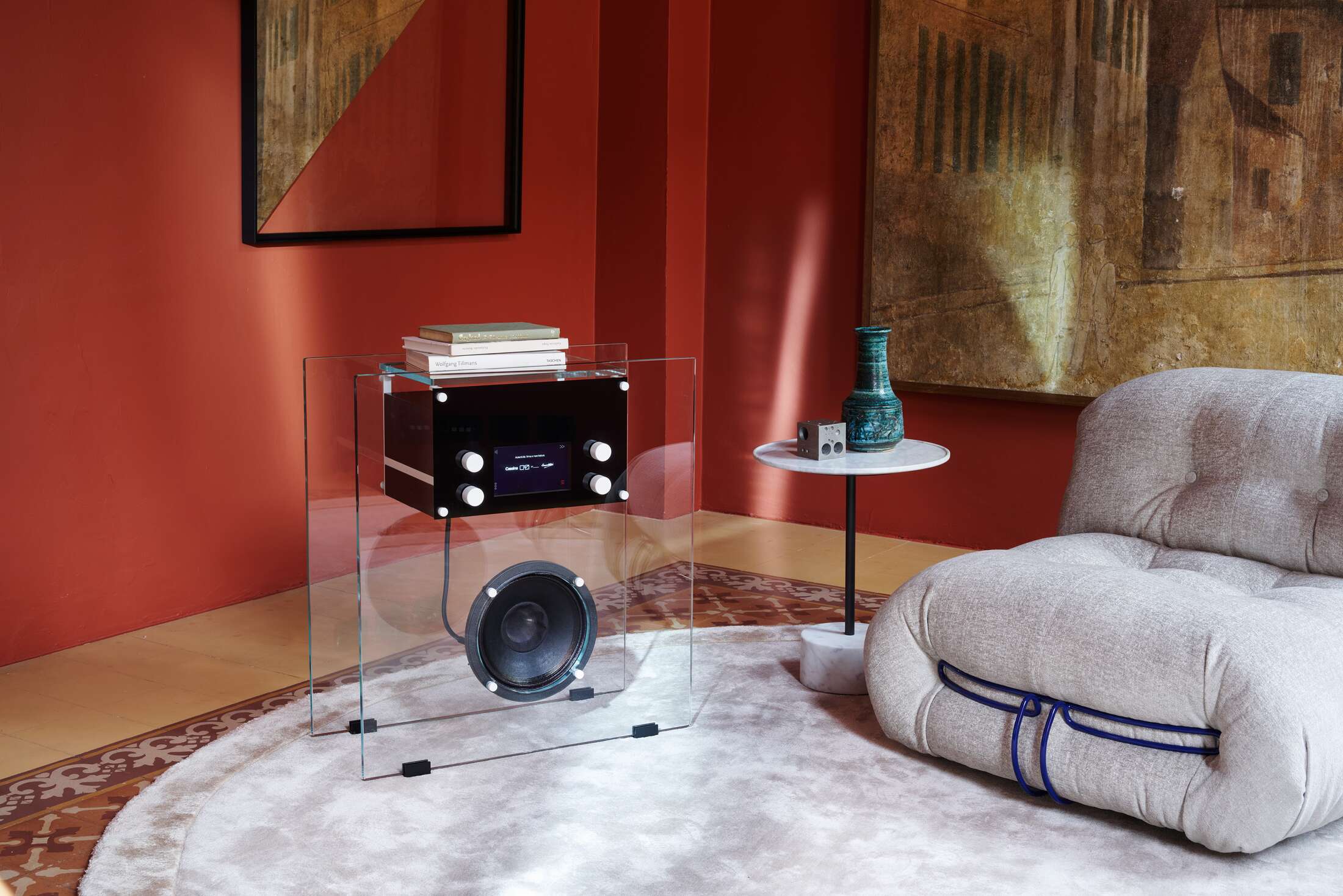 Cassina 842 Radio in Cristallo: Transparenter Design-Lautsprecher mit schwarzem Verstärker und großem Tieftöner.