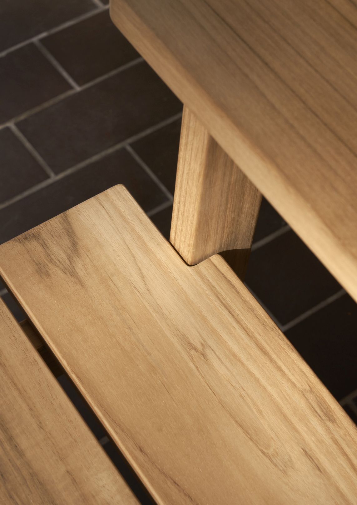 Detailaufnahme der GL101 Timbur Bank von Carl Hansen & Søn aus geöltem Teakholz.