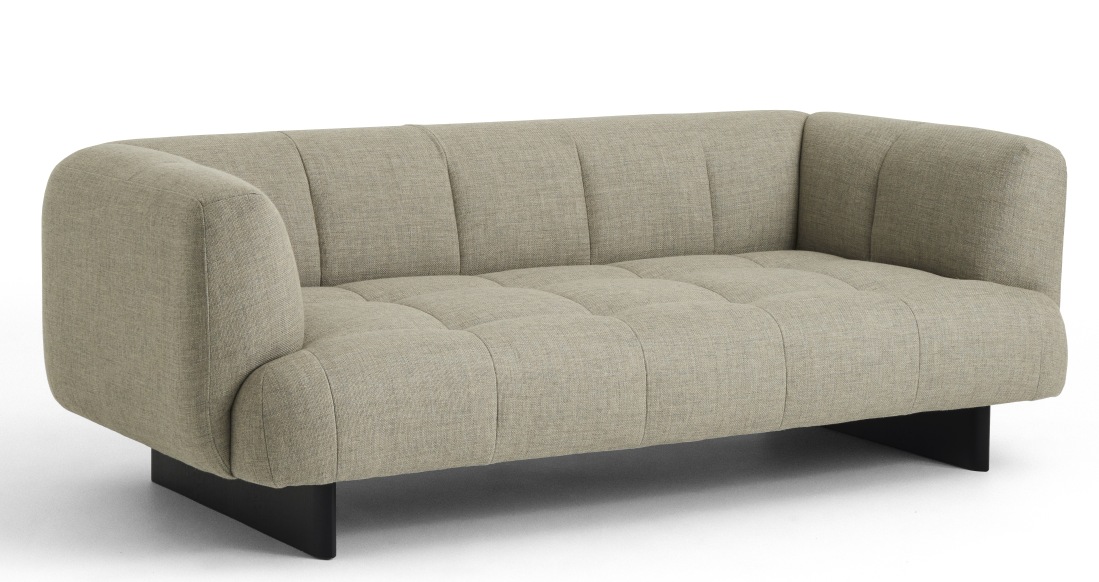 Beiges Quilton Sofa von Hay, ein moderner 2-Sitzer mit gesteppter Sitzfläche und schwarzen Füßen.