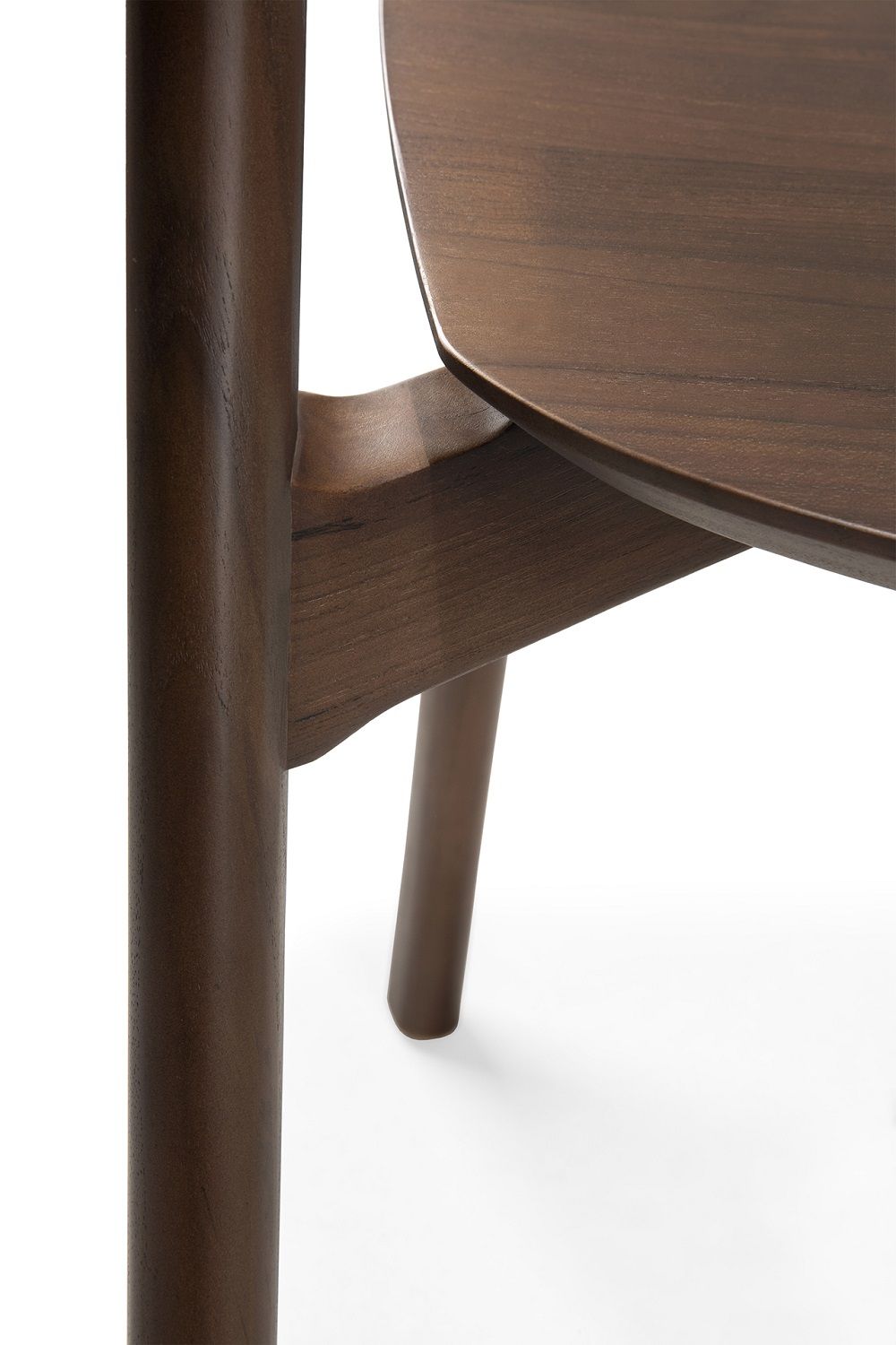 Detailaufnahme Bok Stuhl: Dunkelbrauner Teakholzstuhl von Ethnicraft, modernes Design, hochwertige Verarbeitung.